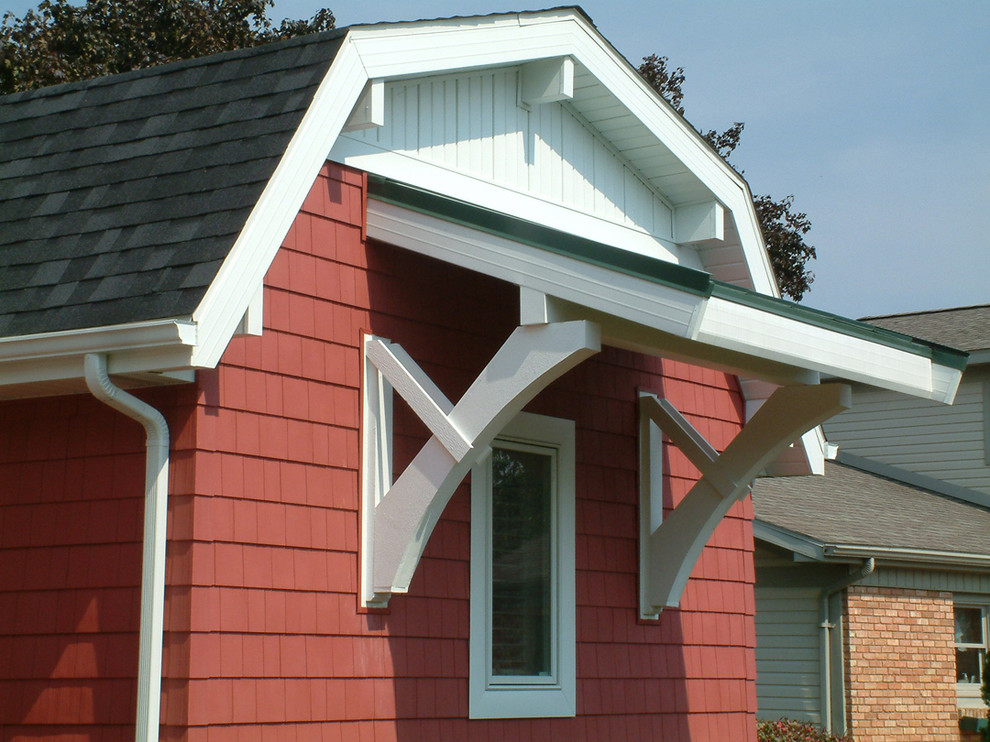 Idée de décoration pour une façade de maison rouge champêtre à un étage avec un revêtement en vinyle.