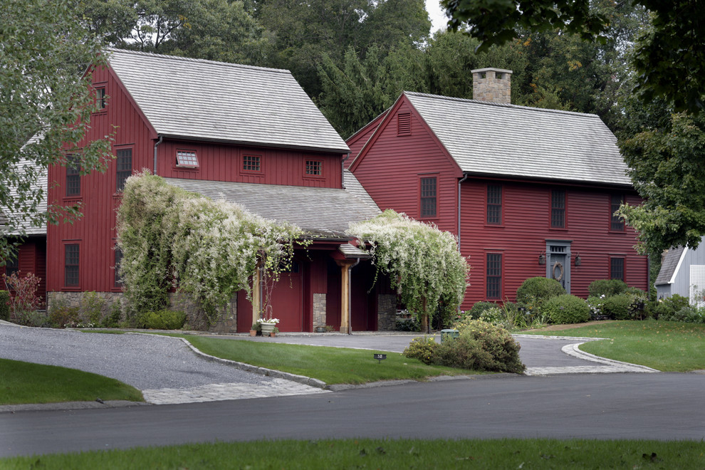 На фото: деревянный, красный дом в стиле кантри с