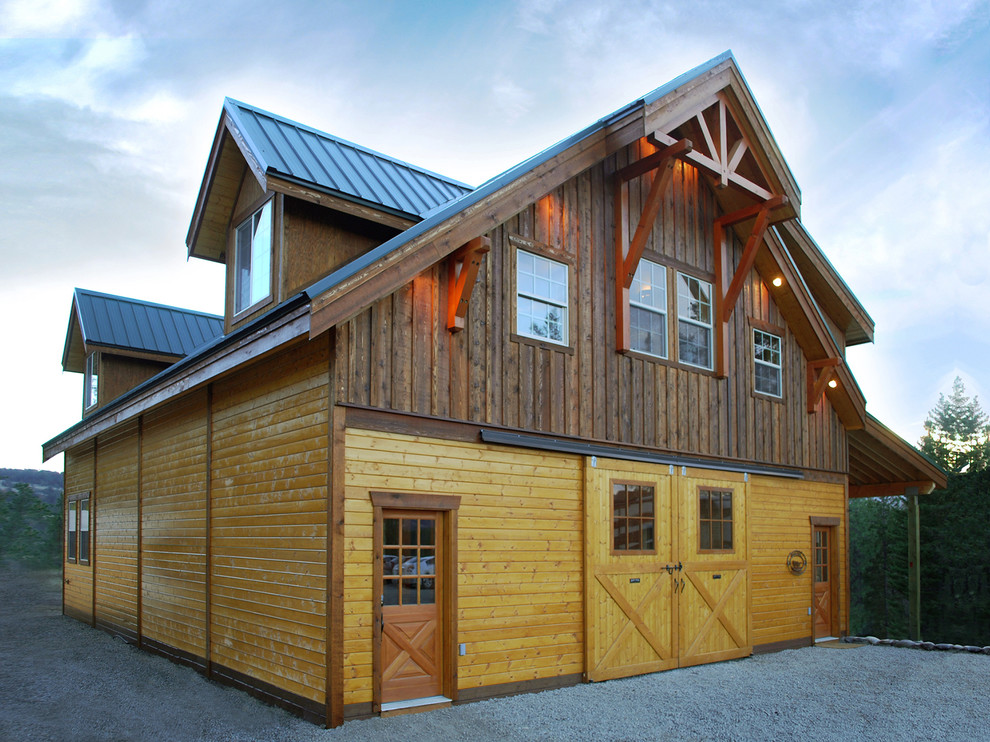 Idées déco pour une grande façade de maison marron campagne en bois à un étage avec un toit à deux pans.