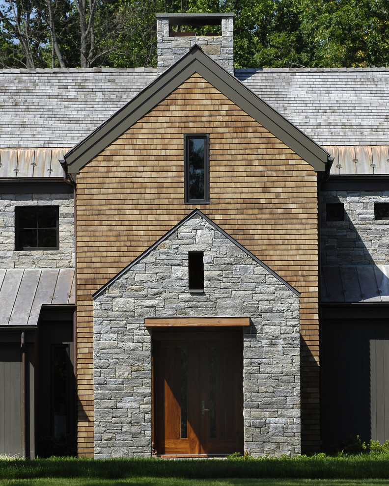 Geräumiges, Zweistöckiges Modernes Haus mit Steinfassade und grauer Fassadenfarbe in New York