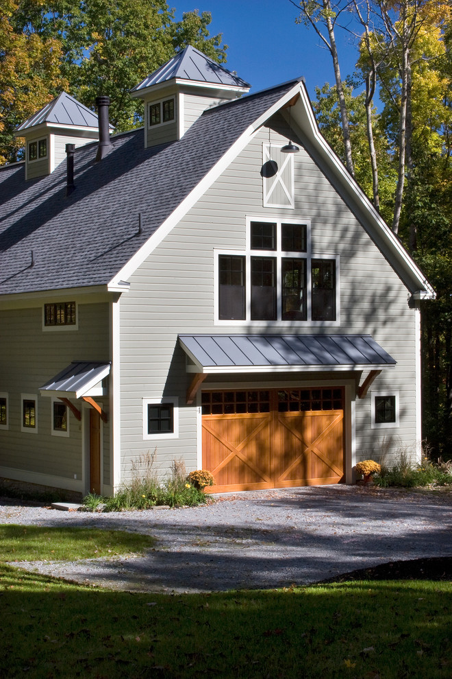 Cette image montre une grande façade de maison bleue rustique à un étage avec un revêtement mixte et un toit à deux pans.