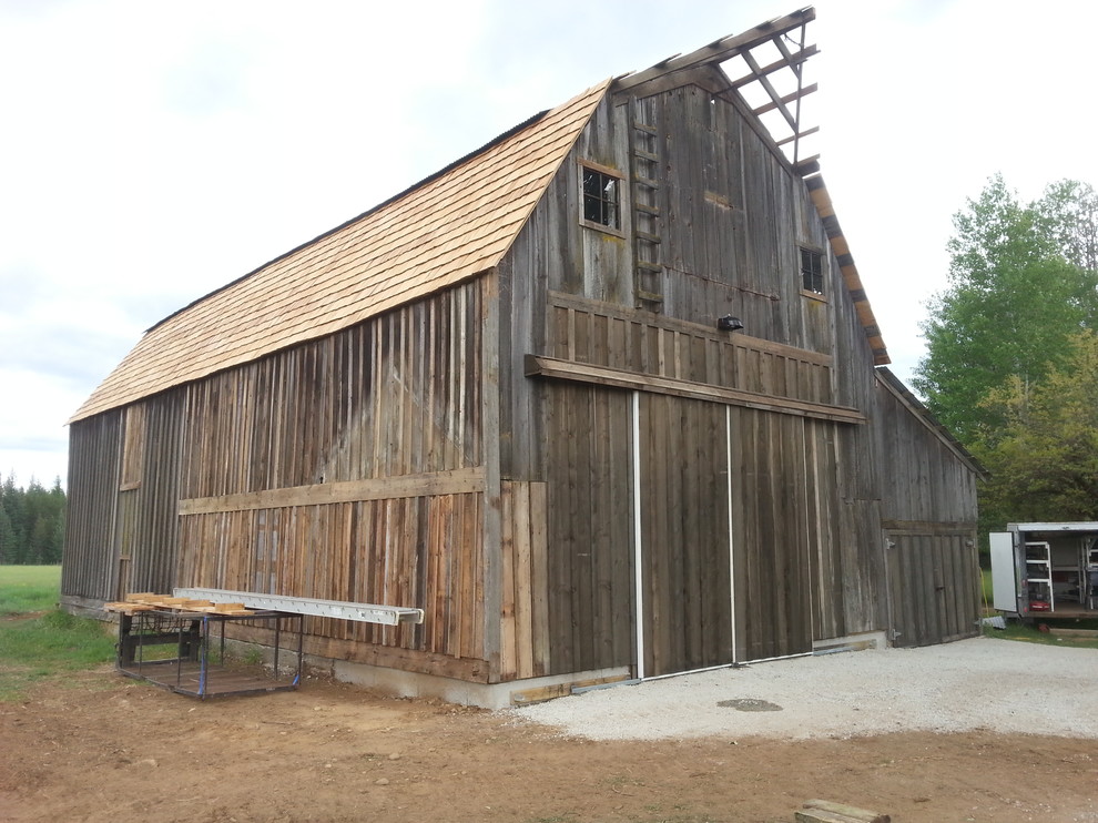 Foto de fachada rural con revestimiento de madera