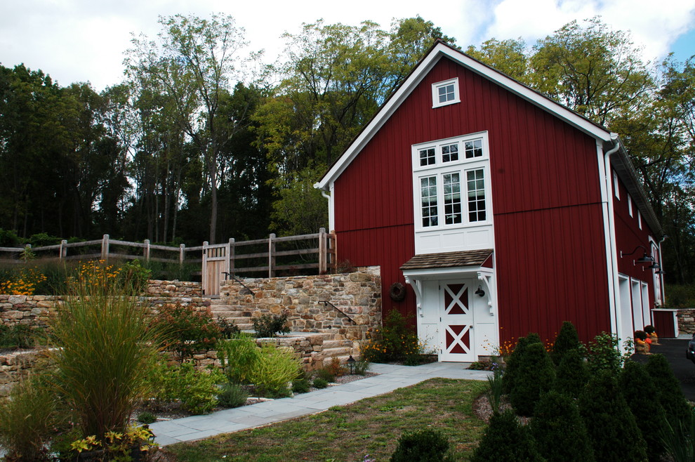 Idee per la facciata di una casa fienile ristrutturato rossa country con rivestimento in legno