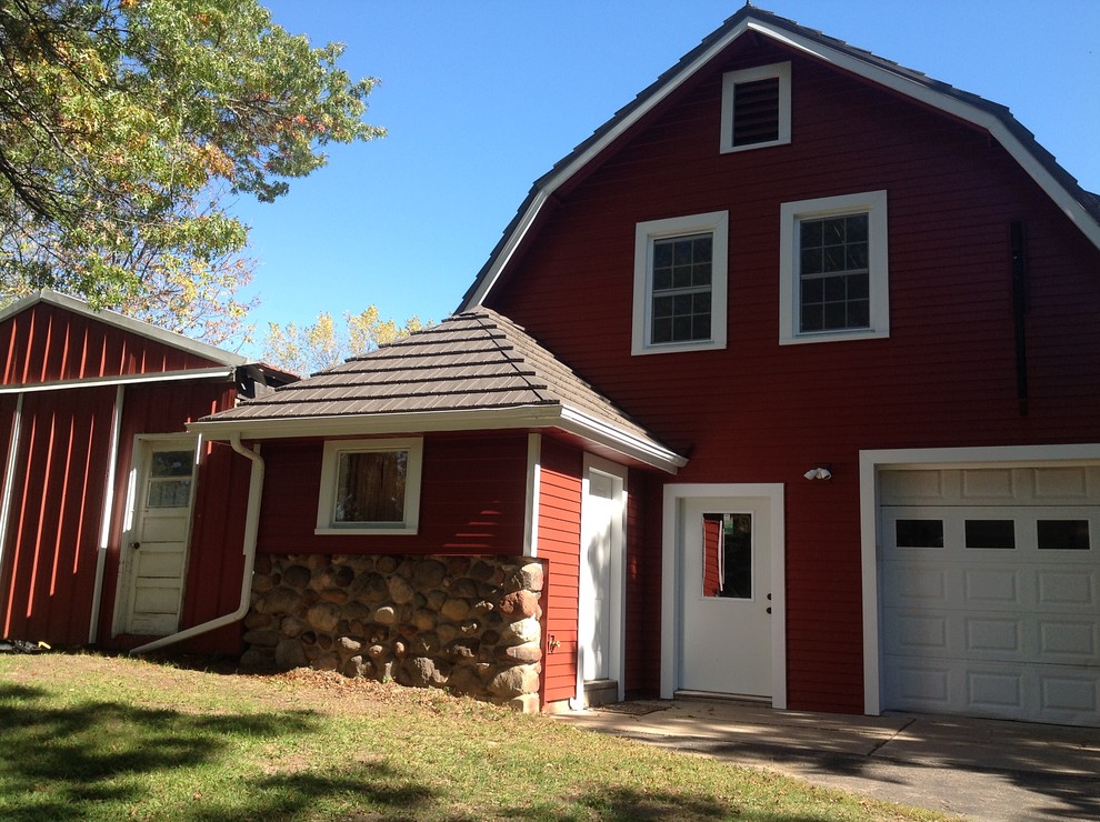 Ispirazione per la casa con tetto a falda unica rosso country a due piani di medie dimensioni con rivestimento in metallo