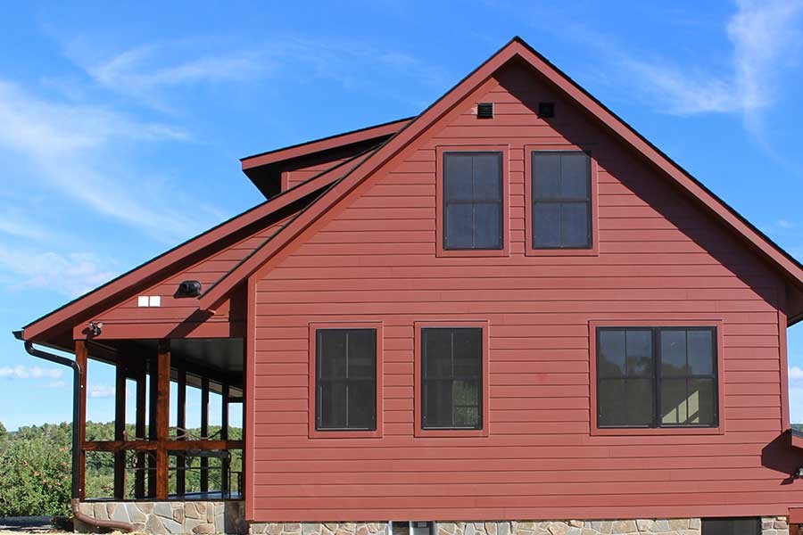 Uriges Einfamilienhaus mit roter Fassadenfarbe