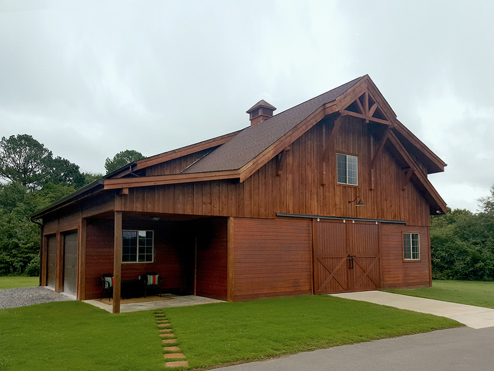 Foto de fachada de piso marrón de estilo de casa de campo grande de dos plantas con revestimiento de madera, tejado de teja de madera y tejado a dos aguas