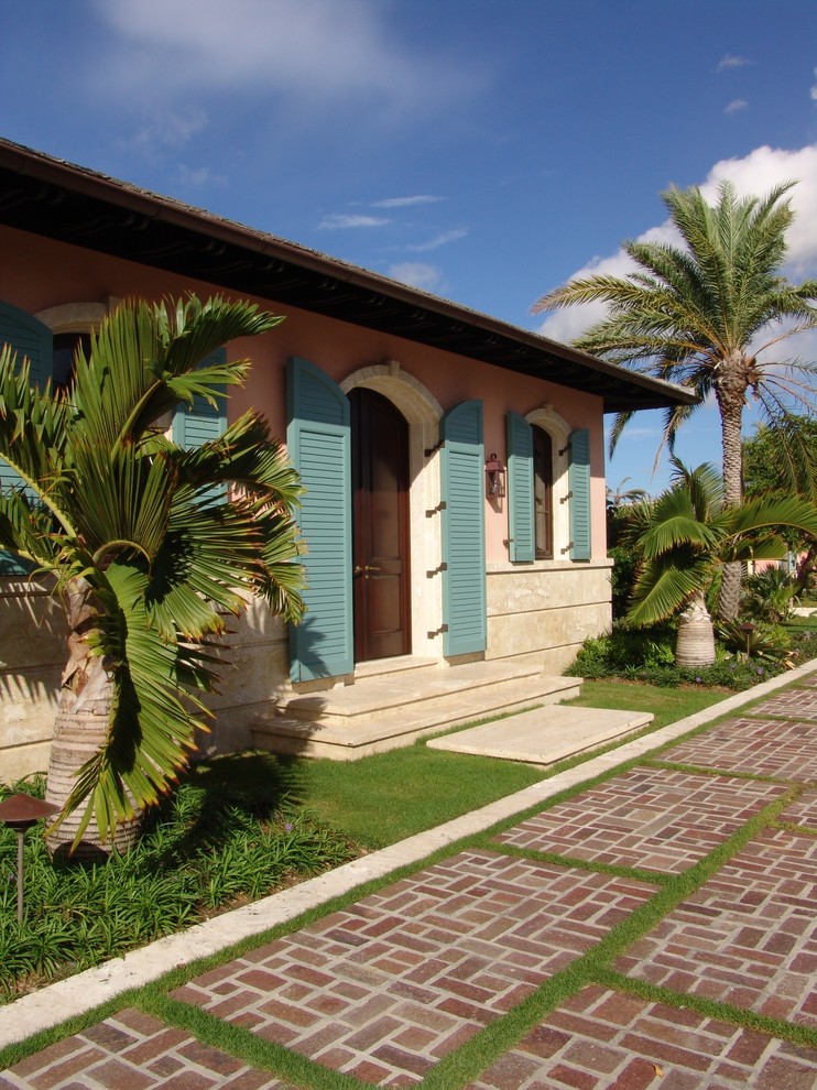 Immagine della facciata di una casa beige tropicale a un piano