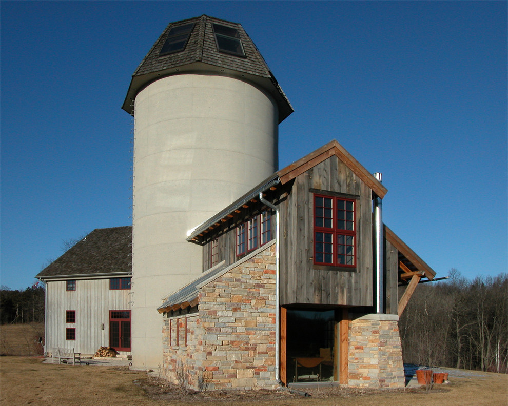 Idee per la facciata di una casa country con rivestimento in pietra