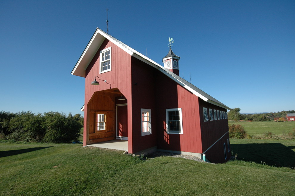 Immagine della facciata di una casa country a due piani con rivestimento in legno