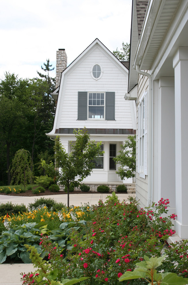 Zweistöckiges Klassisches Haus mit weißer Fassadenfarbe und Mansardendach in Cleveland