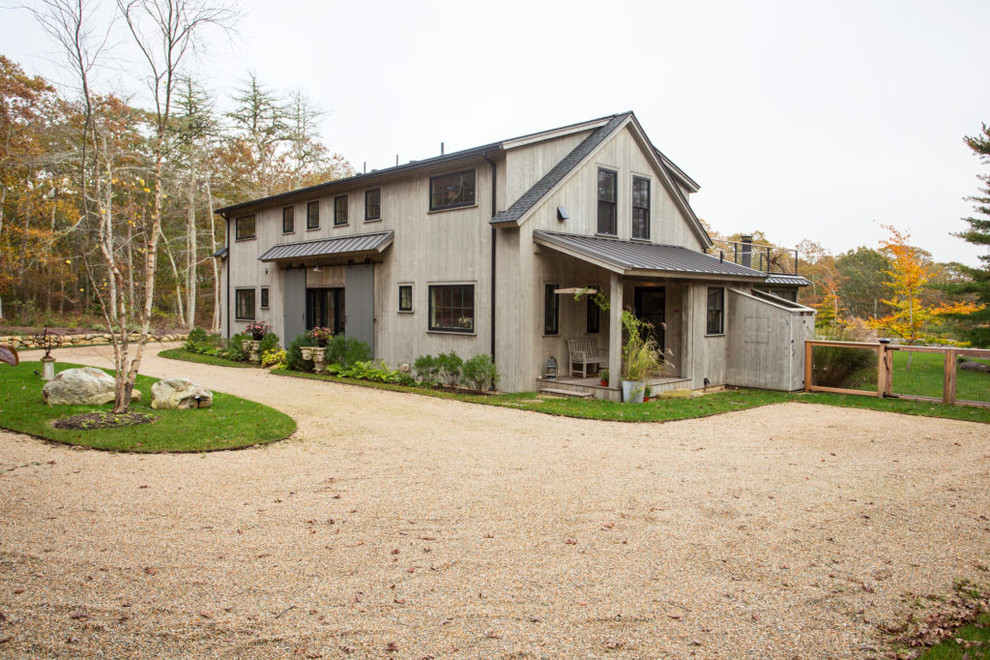 Diseño de fachada de casa gris de estilo de casa de campo grande de dos plantas con revestimiento de madera, tejado a dos aguas y tejado de teja de madera