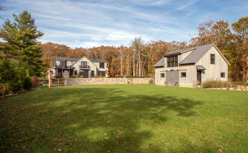 Großes, Zweistöckiges Landhaus Haus mit grauer Fassadenfarbe, Satteldach und Schindeldach in Burlington
