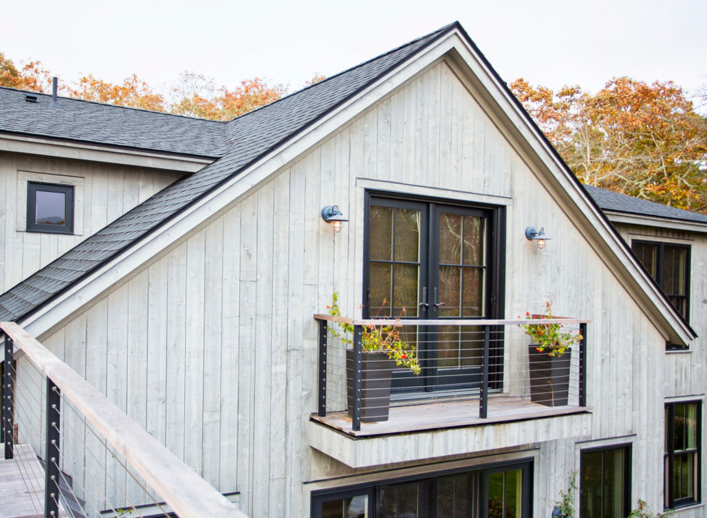 Großes, Zweistöckiges Landhaus Haus mit grauer Fassadenfarbe, Satteldach und Schindeldach in Burlington