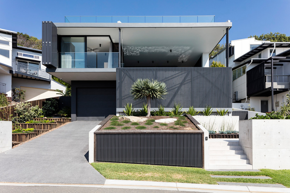 Imagen de fachada de casa negra contemporánea de dos plantas con tejado plano