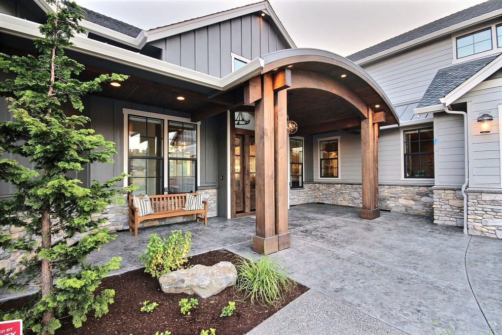 Geräumiges, Dreistöckiges Uriges Einfamilienhaus mit Mix-Fassade, grauer Fassadenfarbe, Satteldach und Schindeldach in Portland