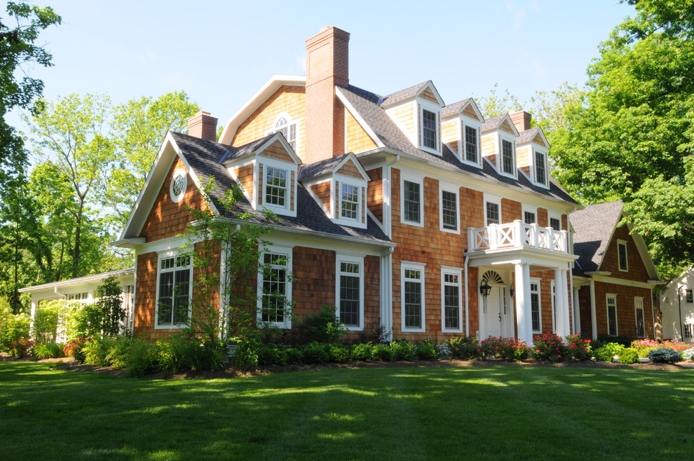 Mittelgroßes, Dreistöckiges Klassisches Haus mit Mansardendach, brauner Fassadenfarbe und Schindeldach in Cincinnati