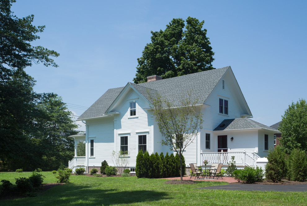 Immagine della facciata di una casa bianca country a due piani