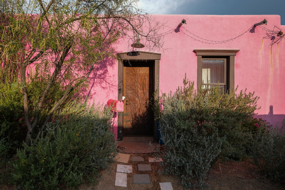 Inspiration för ett litet amerikanskt rosa hus, med allt i ett plan, stuckatur och tak i mixade material