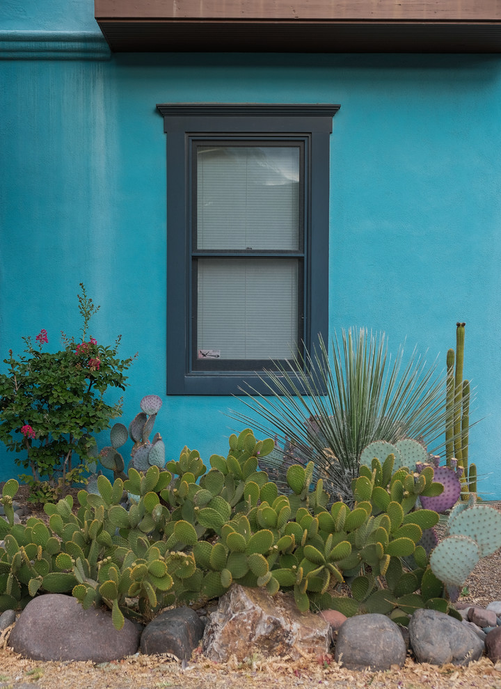 Kleine, Zweistöckige Mediterrane Doppelhaushälfte mit Lehmfassade, blauer Fassadenfarbe und Misch-Dachdeckung in Sonstige