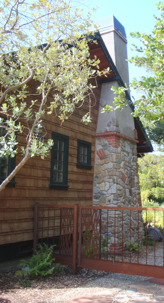 Imagen de fachada marrón rural grande de una planta con revestimientos combinados y tejado a dos aguas