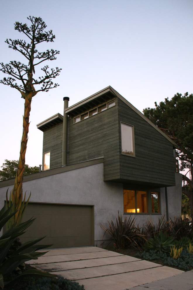 Mittelgroßes, Zweistöckiges Modernes Haus mit Putzfassade und grüner Fassadenfarbe in Los Angeles
