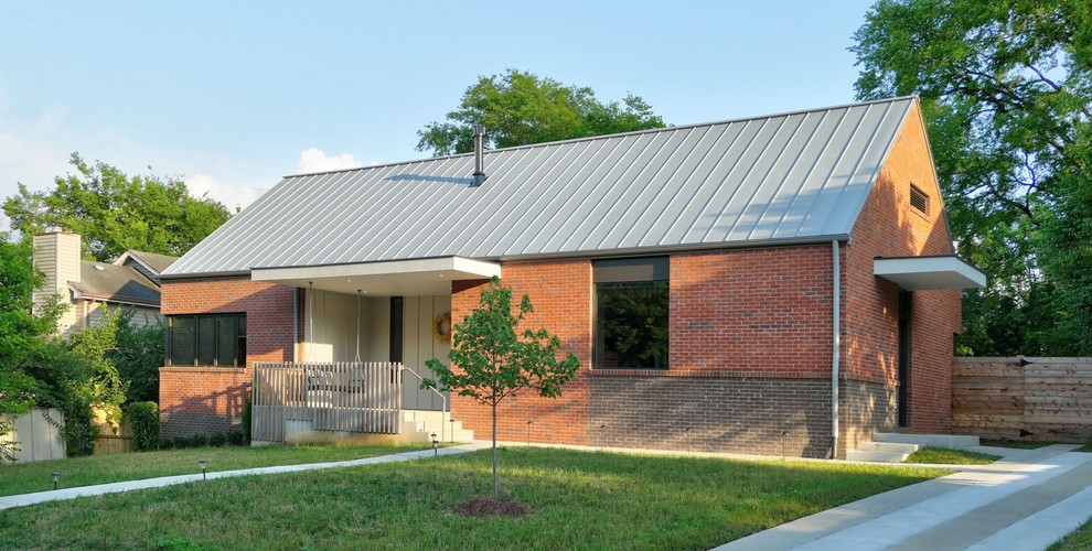 Пример оригинального дизайна: одноэтажный, кирпичный, красный частный загородный дом в стиле модернизм с двускатной крышей и металлической крышей