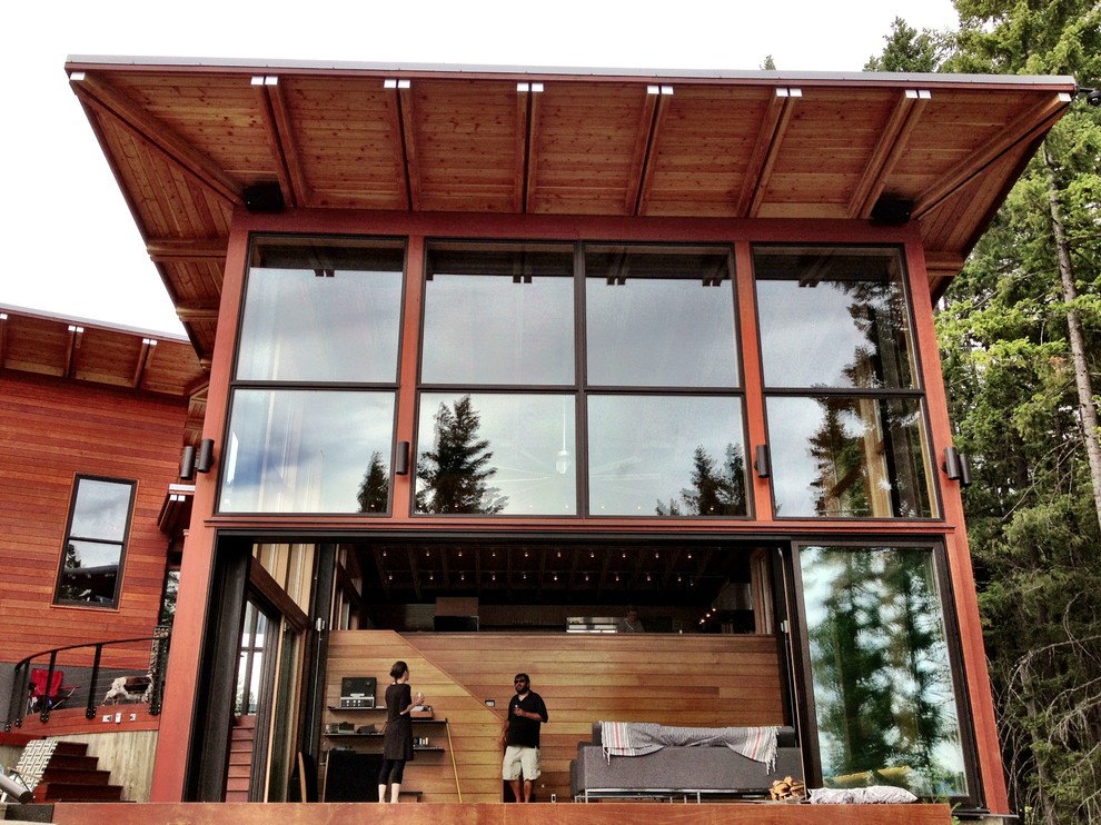 Große, Zweistöckige Moderne Holzfassade Haus mit brauner Fassadenfarbe und Pultdach in Seattle
