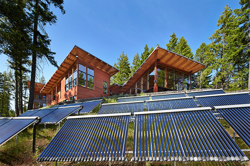 Imagen de fachada marrón moderna extra grande de tres plantas con revestimiento de madera y tejado plano