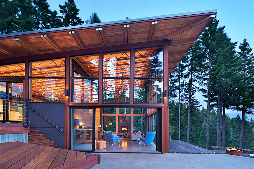 Aménagement d'une grande façade de maison marron moderne en bois à deux étages et plus avec un toit plat.