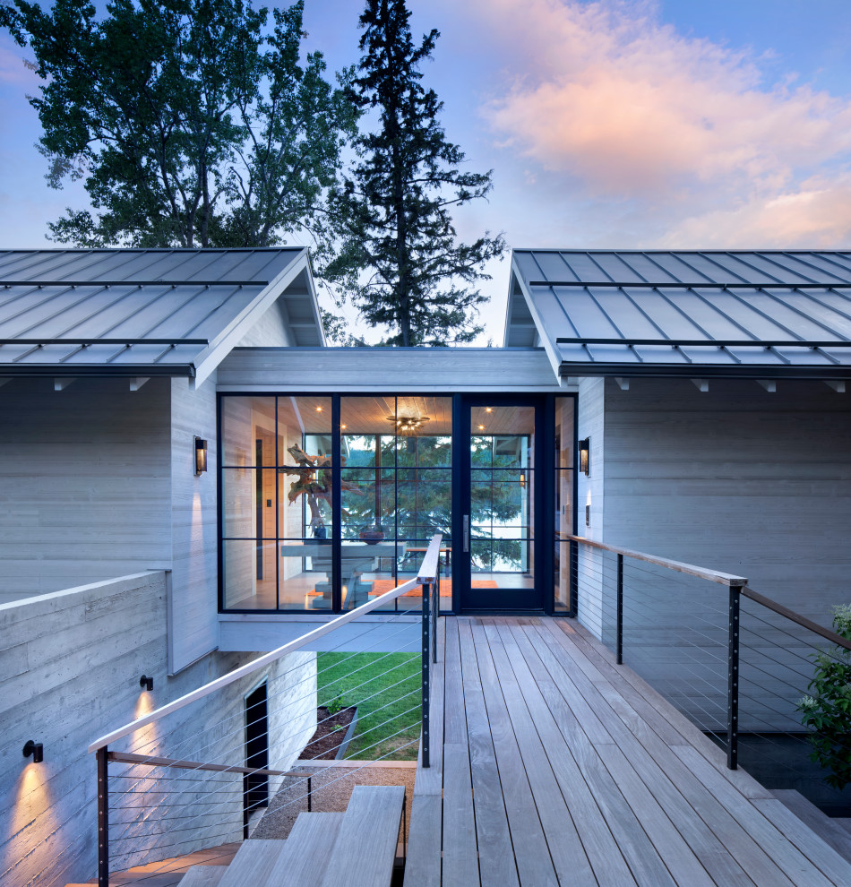 Idées déco pour une façade de maison blanche moderne avec un toit en métal.