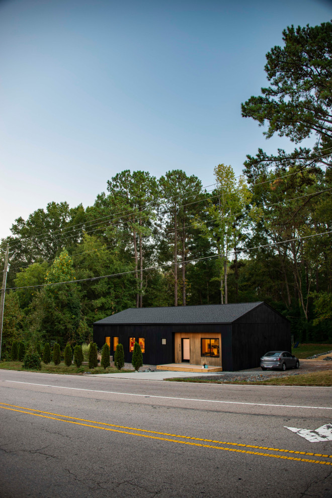 Kleines, Einstöckiges Nordisches Haus mit schwarzer Fassadenfarbe, Satteldach und Schindeldach in Raleigh