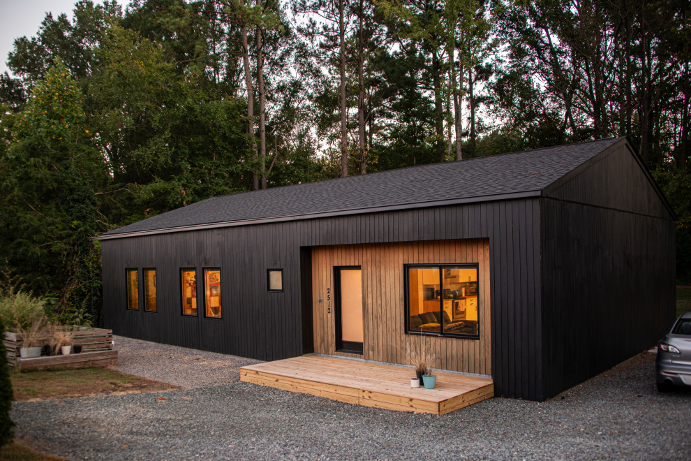 Kleines, Einstöckiges Skandinavisches Haus mit schwarzer Fassadenfarbe, Satteldach und Schindeldach in Raleigh