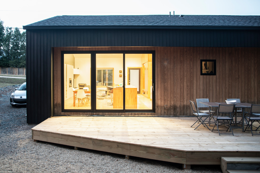 Ispirazione per la villa piccola nera scandinava a un piano con rivestimento in legno, tetto a capanna e copertura a scandole