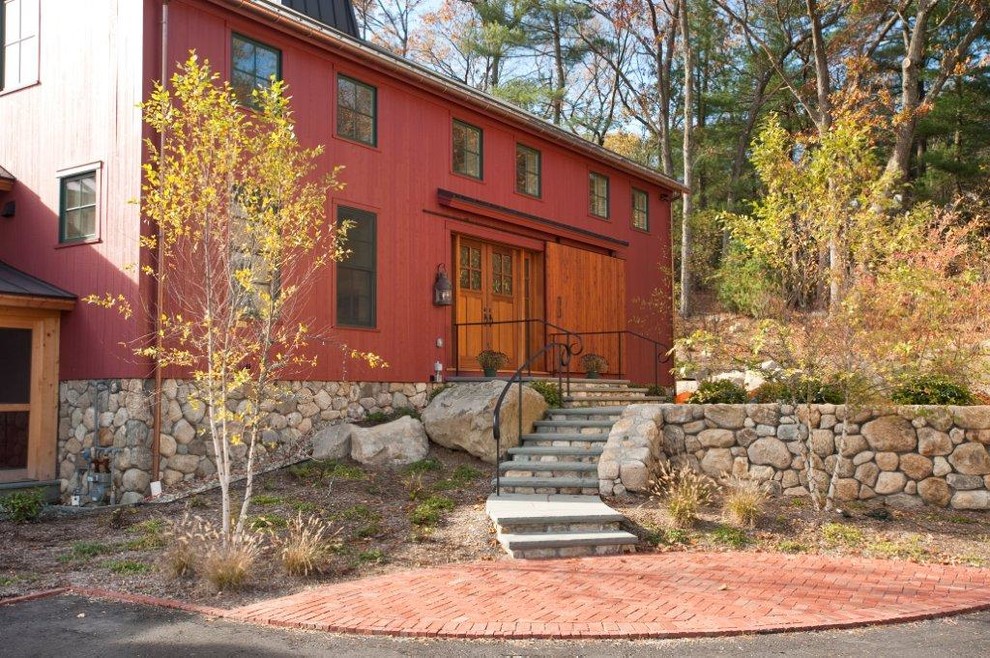 Cette photo montre une façade de maison rouge nature.