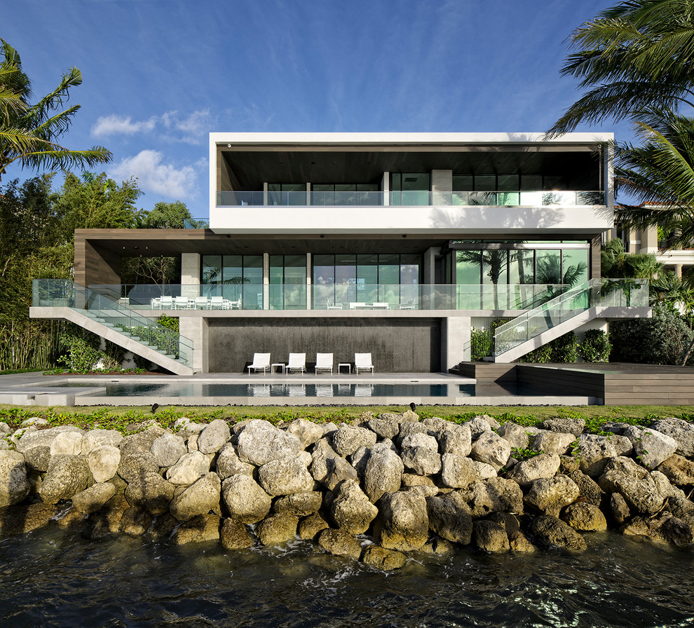 Großes, Dreistöckiges Modernes Einfamilienhaus mit Mix-Fassade, bunter Fassadenfarbe und Flachdach in Miami