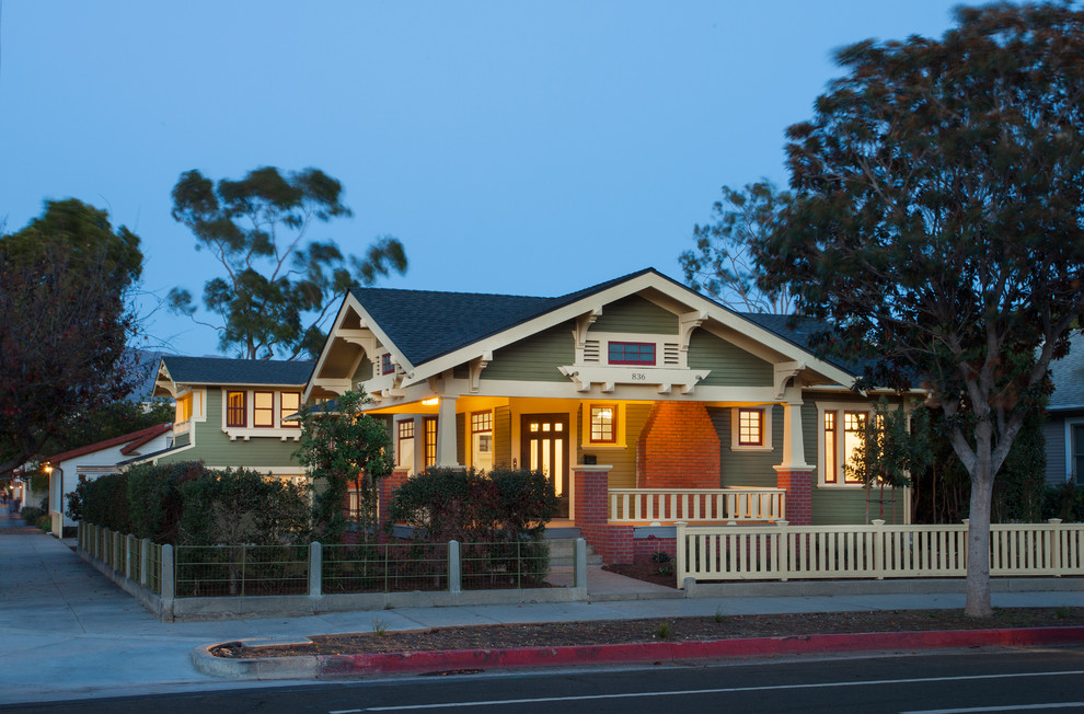 Imagen de fachada de casa verde de estilo americano de tamaño medio de dos plantas con revestimiento de madera, tejado a dos aguas y tejado de teja de madera