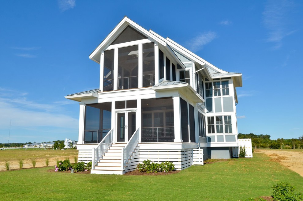 Große, Zweistöckige Maritime Holzfassade Haus mit blauer Fassadenfarbe und Satteldach in Orange County