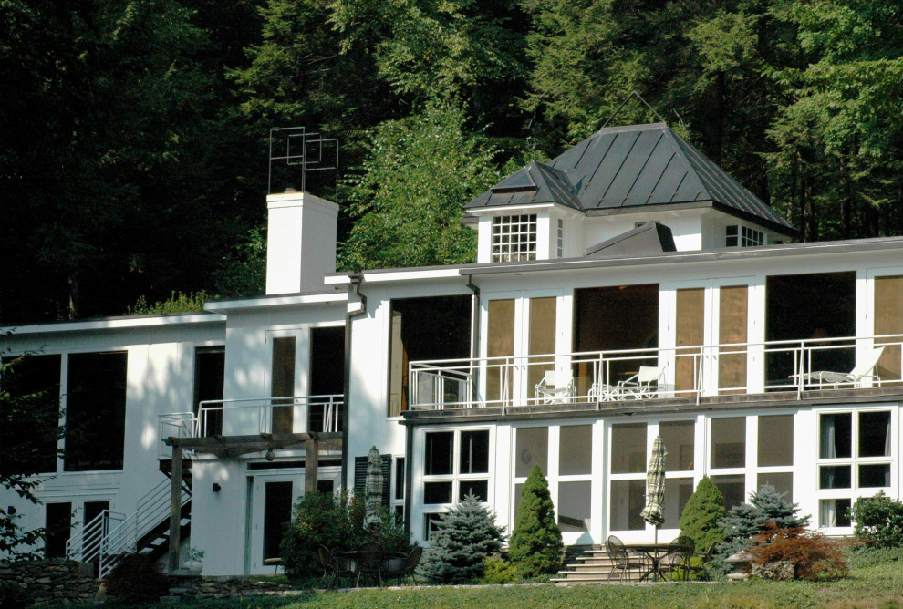 Cette photo montre une façade de maison éclectique avec un toit en métal.