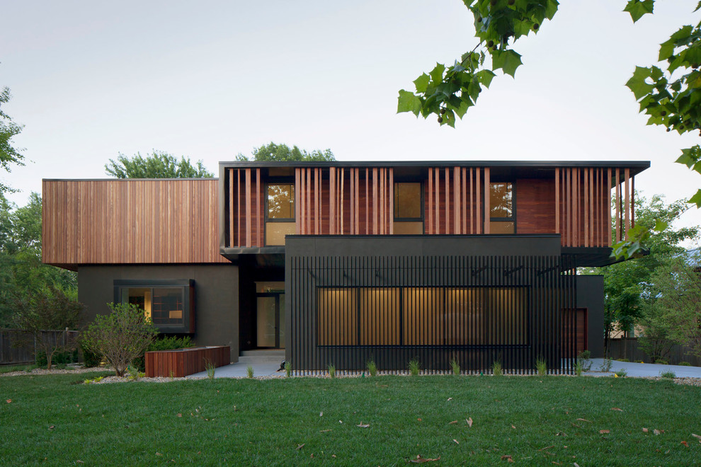 Свежая идея для дизайна: двухэтажный, деревянный дом в стиле модернизм с плоской крышей - отличное фото интерьера