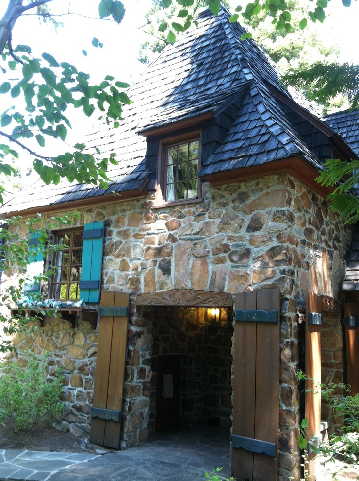 Cette photo montre une façade de maison chic en pierre.
