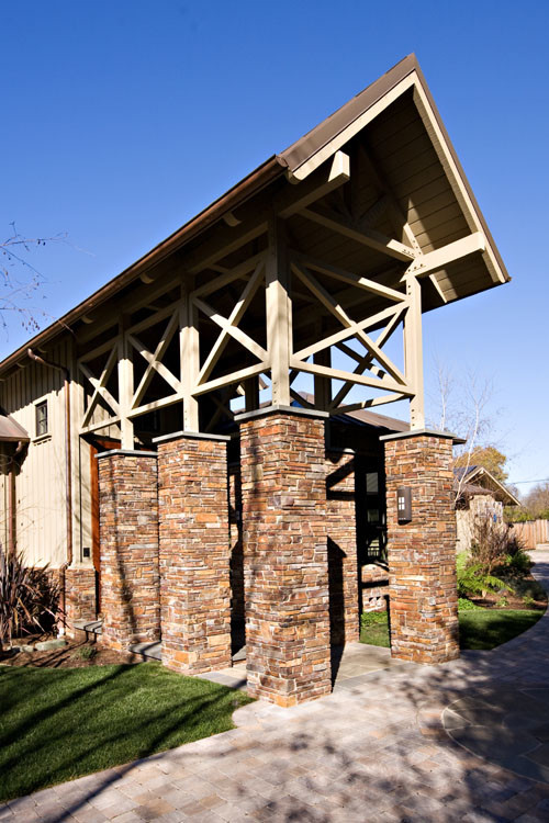 Immagine della facciata di una casa ampia eclettica a un piano con rivestimento in legno
