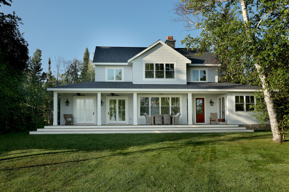 Cette image montre une petite façade de maison blanche rustique à deux étages et plus avec un revêtement mixte, un toit à deux pans et un toit en shingle.