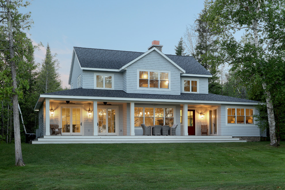 Esempio della villa piccola bianca country a tre piani con rivestimenti misti, tetto a capanna e copertura a scandole