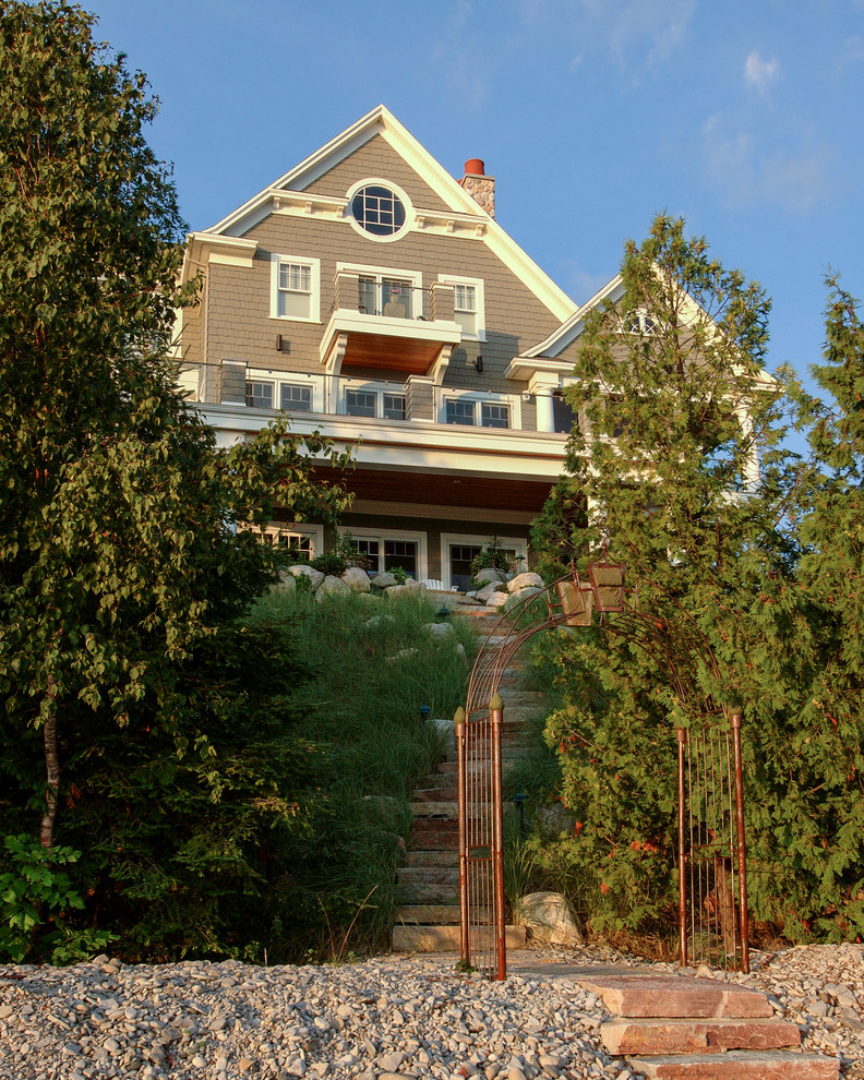 На фото: двухэтажный, деревянный, серый дом в морском стиле