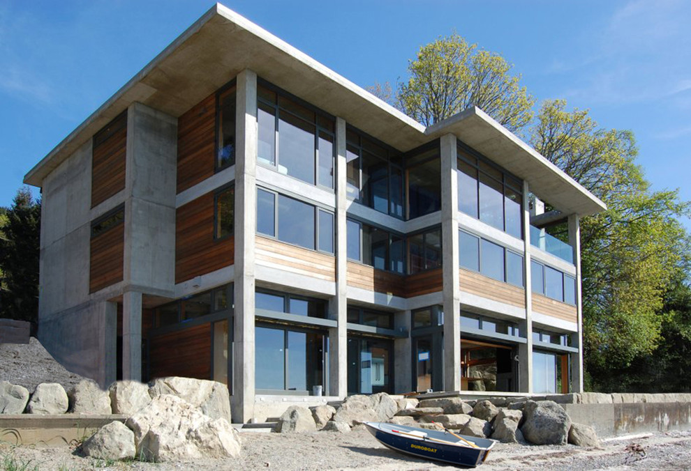 Diseño de fachada contemporánea de tres plantas con revestimientos combinados