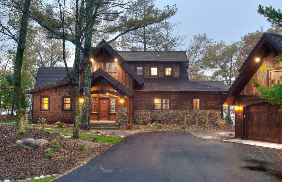 Пример оригинального дизайна: большой, деревянный, коричневый дом в стиле рустика