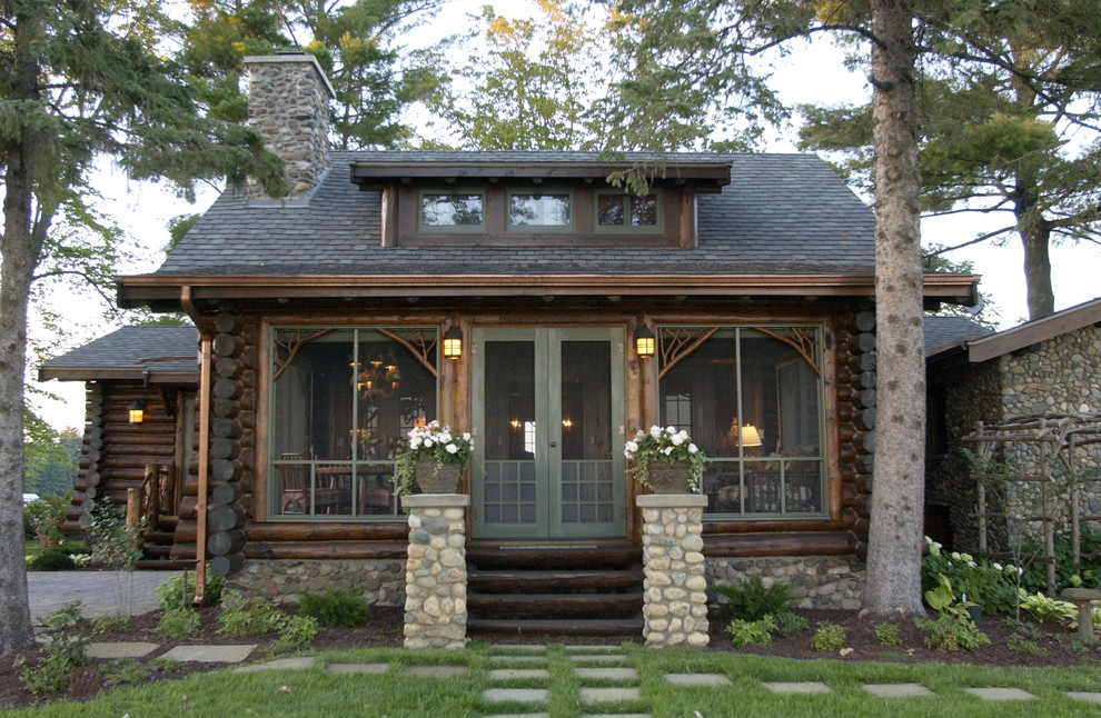 Стильный дизайн: одноэтажный, деревянный, коричневый дом в стиле рустика с двускатной крышей - последний тренд