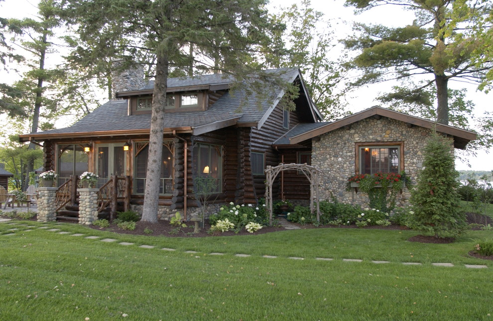 Пример оригинального дизайна: деревянный, коричневый, двухэтажный дом в стиле рустика с двускатной крышей для охотников