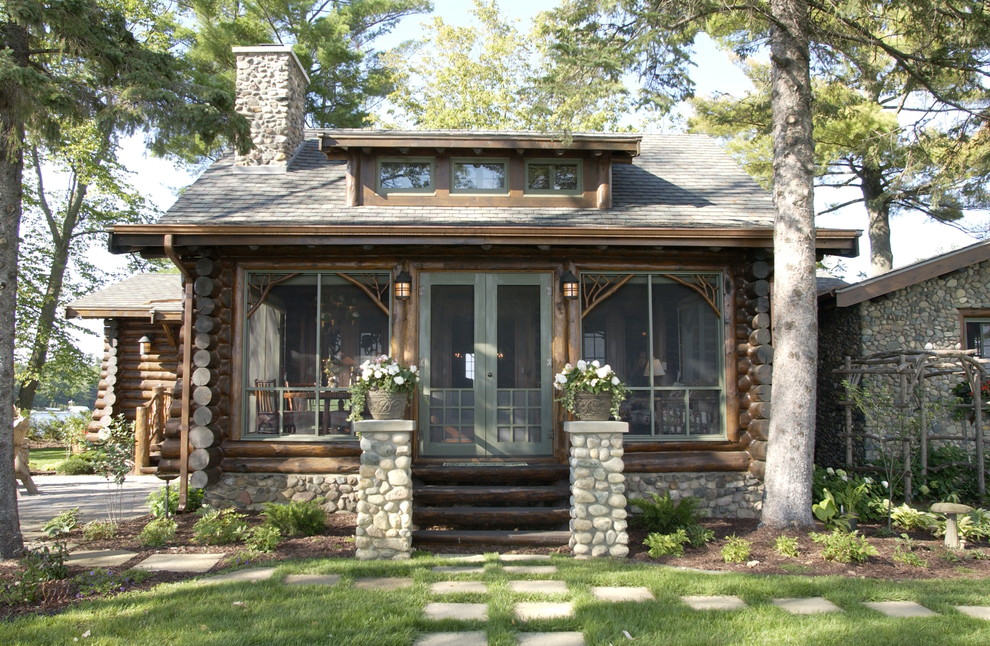 Einstöckige Urige Holzfassade Haus mit brauner Fassadenfarbe und Satteldach in Minneapolis