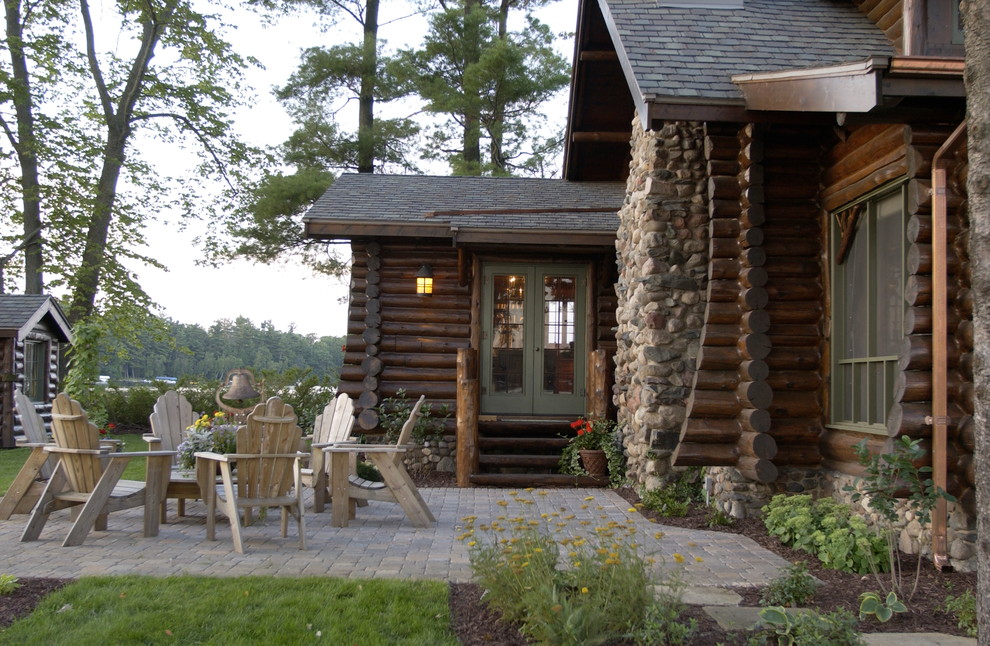 Источник вдохновения для домашнего уюта: одноэтажный, деревянный, коричневый дом в стиле рустика с двускатной крышей
